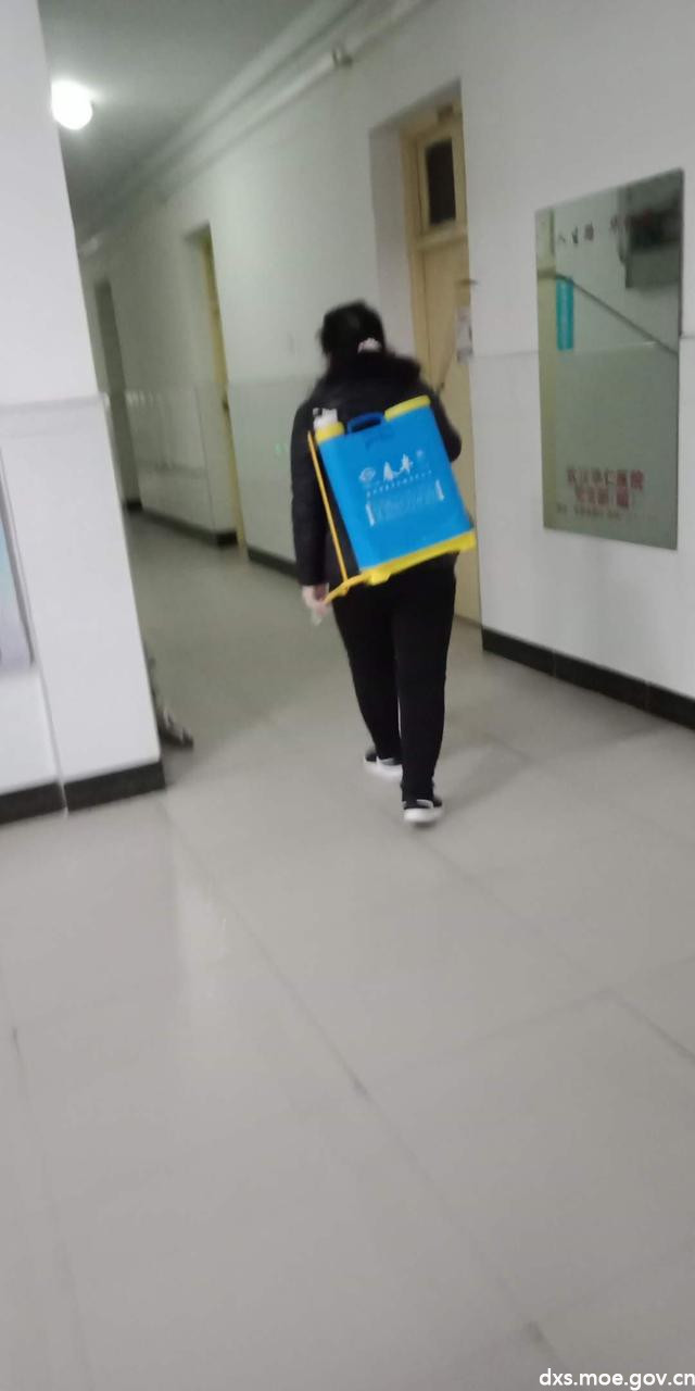 武汉一高校宿管员：帮学生浇花、晾晒衣被 还有“帮邮”服务