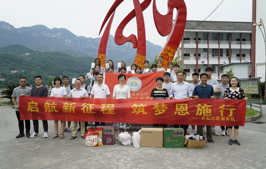 武昌理工学院领导到恩施看望慰问大学生社会实践团队