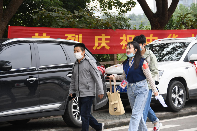 武汉一高校1200余名专科新生开学报到（组图）