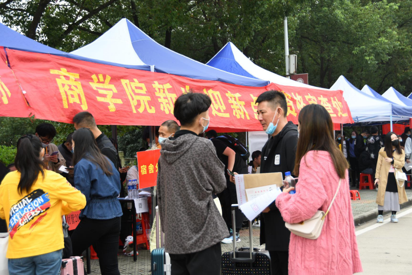 武汉一高校1200余名专科新生开学报到（组图）