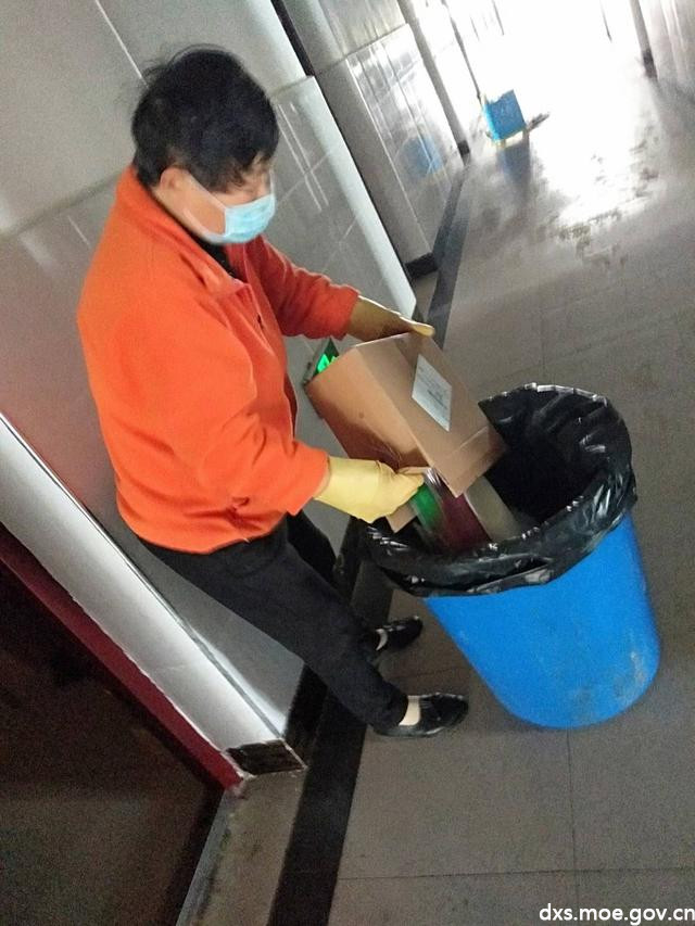 武汉一高校宿管员：帮学生浇花、晾晒衣被 还有“帮邮”服务