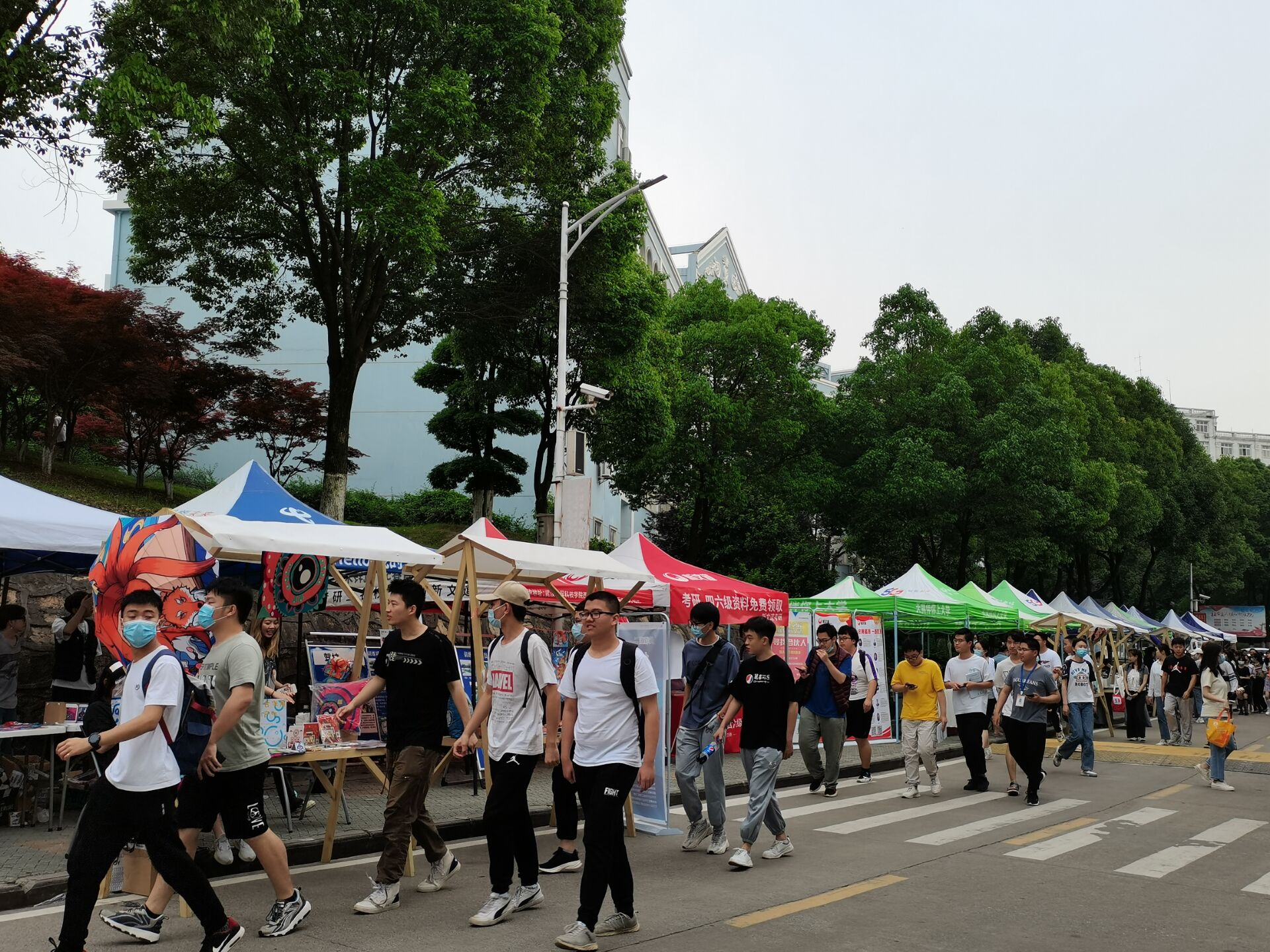 武汉一高校艺术设计学院毕业作品展成了创意集市