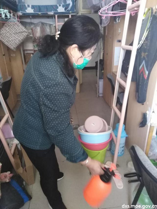 武汉一高校宿管员：帮学生浇花、晾晒衣被 还有“帮邮”服务