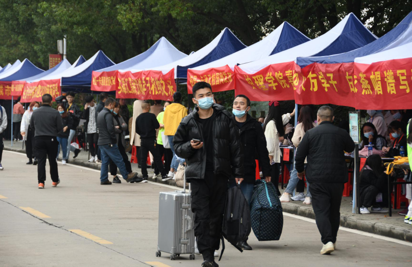 武汉一高校1200余名专科新生开学报到（组图）