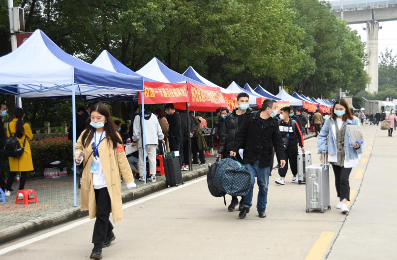 武汉一高校1200余名专科新生开学报到（组图）