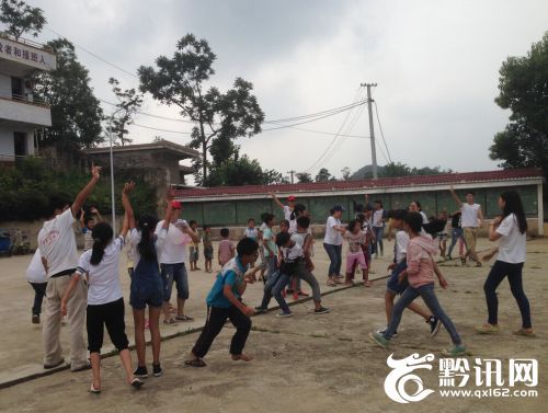 大山里的“趣味运动会”让留守孩子快乐度假