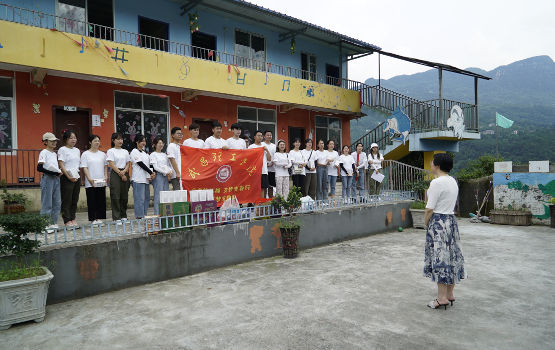 武昌理工学院领导到恩施看望慰问大学生社会实践团队