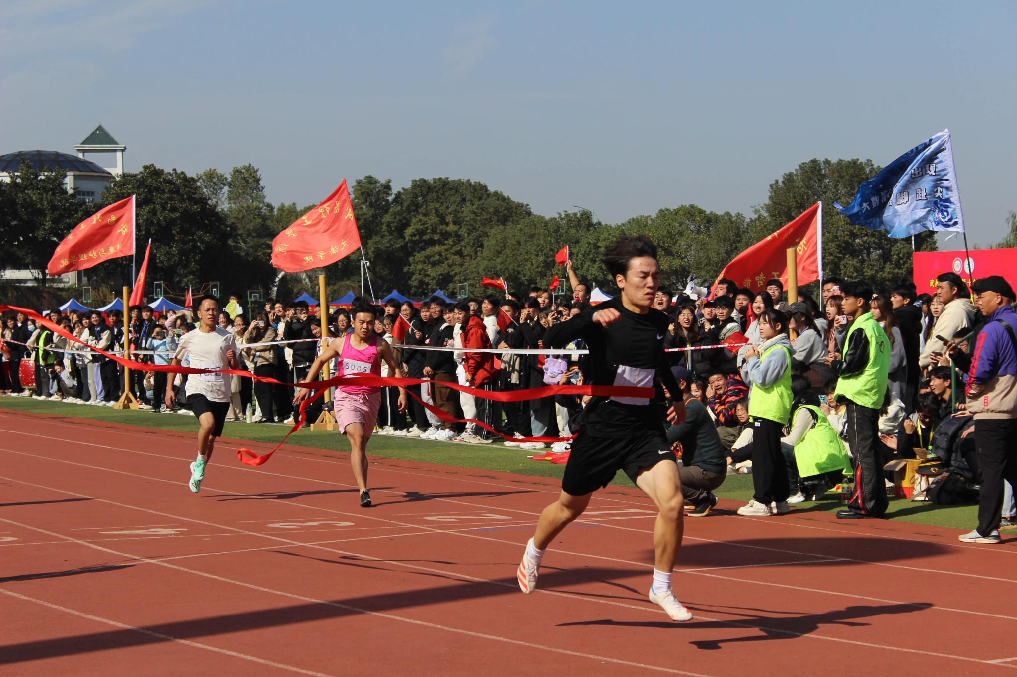 组图 武昌理工学院校运会100米项目